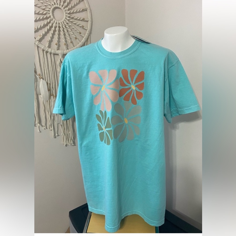 NEW! Comfort Colors Women’s  Boho Wildflowers Floral Nature T-shirt Size Medium